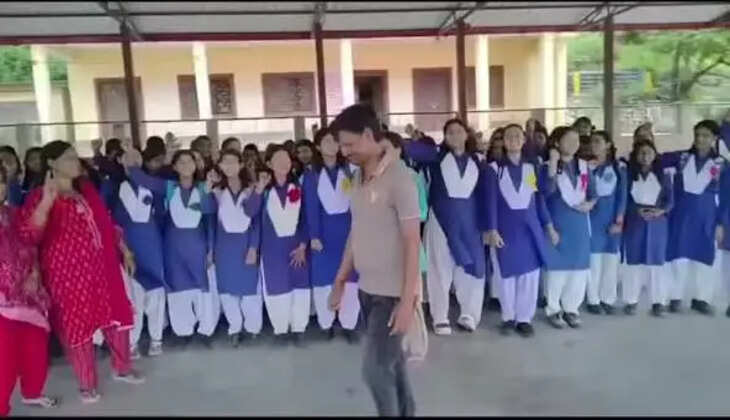 नैनीताल - &ldquo;टीचर दो, टीचर दो!&rdquo; शिक्षकों की कमी से परेशान बेटियों ने खोला मोर्चा, इंटर कॉलेज में छात्राओं का प्रदर्शन