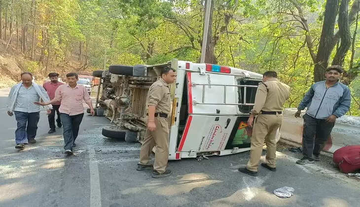 नैनीताल - कालाढूंगी मार्ग पर पर्यटकों से भरा टेंपो ट्रैवलर सड़क में पलटा, कई लोग घायल, STH में भर्ती&nbsp;