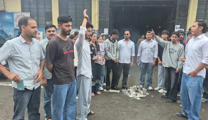 उत्तराखंड - पेपर लीक मामले को लेकर प्रदेश भर में प्रदर्शन, मसूरी में ABVP कार्यकर्ताओं ने फूंका केंद्रीय शिक्षा मंत्री धर्मेंद्र प्रधान का पुतला