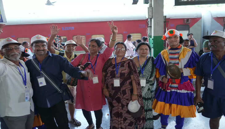 हल्द्वानी - पहाड़ी छोलिया नृत्य में थिरके कुमाऊं भ्रमण में आये 153 यात्री, इस यात्रा को करवाने के लिए मानसखंड एक्सप्रेस है खास&nbsp;