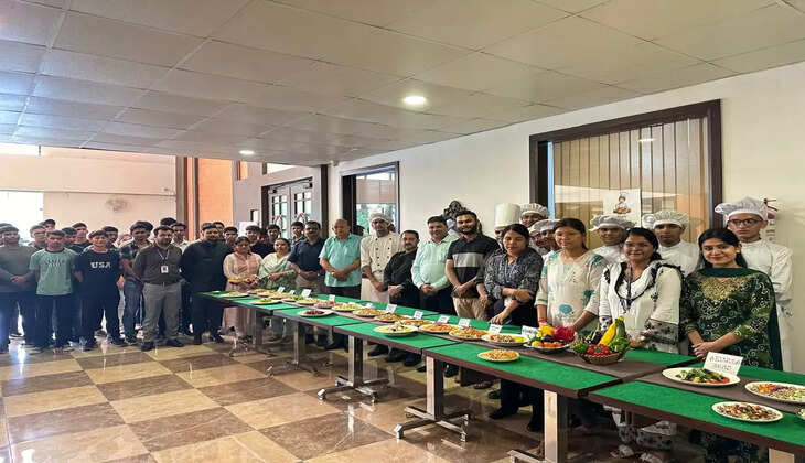 "हल्द्वानी- पाल कॉलेज में हेल्दी ईटिंग वर्कशॉप: छात्रों ने तैयार किए पौष्टिक सलाद, विशेषज्ञों ने दिए टिप्स"