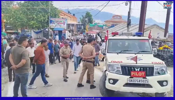 उत्तराखंड - मुख्य सचिव के फ्लीट वाहन ने मारी टक्कर, कार हुई क्षतिग्रस्त, स्कूटी सवार गिरा, मौके पर हुआ हंगामा