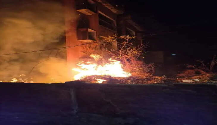 &lsquo;&rsquo;हल्द्वानी: सुभाष नगर में स्वास्थ्य विभाग की बिल्डिंग में लगी आग, फायर ब्रिगेड मौके पर पहुंची, स्थिति नियंत्रण में (वीडियो)&rsquo;&rsquo;