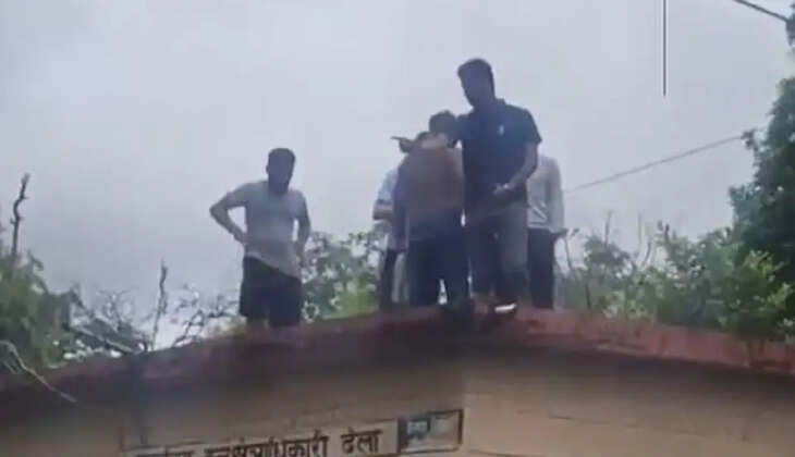 रामनगर - कॉर्बेट की ढेला रेंज में वनकर्मियों पर मारपीट का आरोप, विरोध में युवक वन चौकी की छत पर चढ़ा, मचा हड़कंप&nbsp;