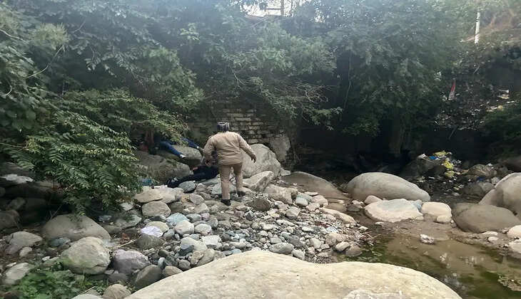 काठगोदाम - गुलाब घाटी के पास गहरी खाई में गिरी बाइक, पुलिस ने ऐसे किया दो युवकों का रेस्क्यू