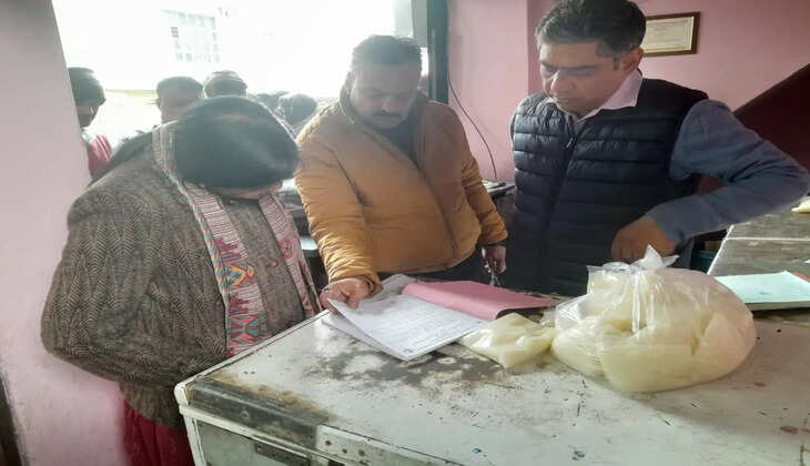 हल्द्वानी - प्रशासन और खाद्य सुरक्षा विभाग की कई जगह ताबड़तोड़ कार्यवाही, यहां घी में डालडा मिला रहा था डेयरी मालिक&nbsp;
