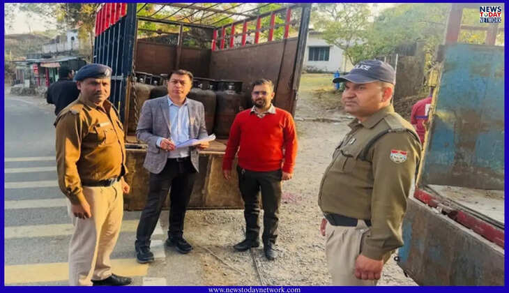 नैनीताल - यहां व्यावसायिक गैस सिलिंडरों से भरी पिकअप पकड़ी, चालक हुआ फरार, गाड़ी सीज कर चालक पर मुकदमा दर्ज&nbsp;