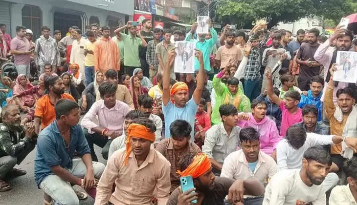 हल्द्वानी - 11 वर्षीय बच्चे की नृशंस हत्या के बाद परिजनों ने काठगोदाम में किया रोड जाम, पुलिस ने जबरदस्ती खुलवाया जाम