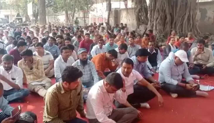 बरेली में विद्युत संविदा कर्मियों का तीसरे दिन भी धरना जारी