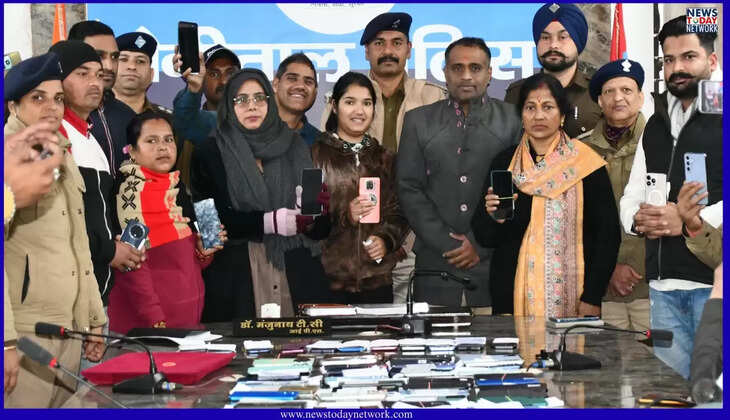 हल्द्वानी - यूपी-बिहार सहित नौ राज्यों से नैनीताल पुलिस ढूंढ लाई इतने खोए मोबाइल, अपने फ़ोन पाकर लोगों के खिले चेहरे&nbsp;