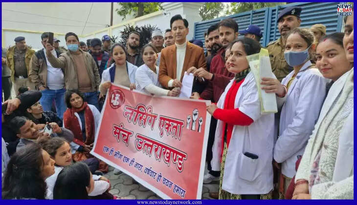 हल्द्वानी - नर्सिंग अधिकारी भर्ती परीक्षा को लेकर अभ्यर्थियों में आक्रोश, कुमाऊँ आयुक्त को सौंपा ज्ञापन