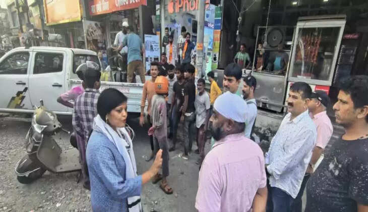 हल्द्वानी - फुटपाथ पर अतिक्रमण करने वाले लोगों पर प्रशासन की बड़ी कार्यवाही, सामान किया जप्त 