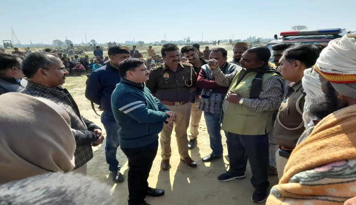 गंगा एक्सप्रेस वे की राह में धर्मस्थलों का अवरोध, बदायूं में मजार पर विरोध 