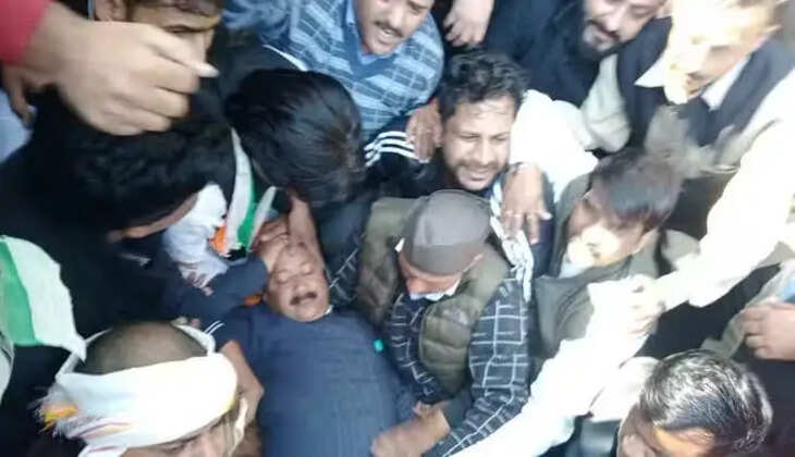देहरादून - राजभवन कूच करने पहुंचे कांग्रेसी, पुलिस ने बैरिकेडिंग कर रोका, झड़प के दौरान बेहोश हुए करन माहरा