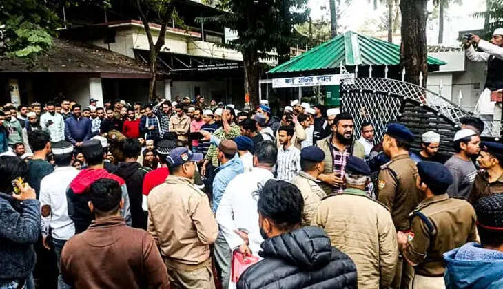 "देहरादून - अवैध मदरसों पर कार्रवाई या पक्षपात, प्रदर्शन के बीच बड़ा खुलासा जल्द"