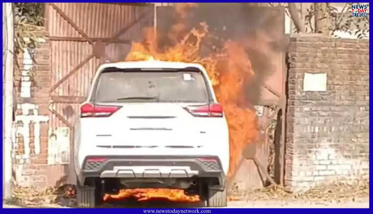 हल्द्वानी - रामपुर रोड़ में सड़क किनारे खड़ी इनोवा कार में लगी भीषण आग, वाहन जलकर खाक