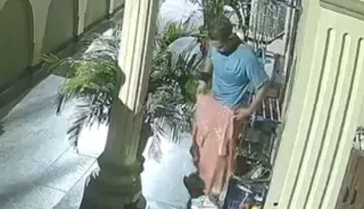 हल्द्वानी - शहर में महिलाओं के कपड़े चुराने वाला चोर सक्रिय, CCTV में कैद हुई वारदात