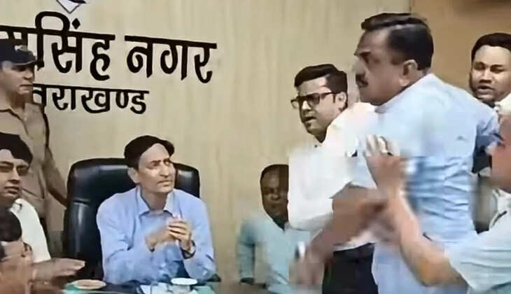 रुद्रपुर - कमिश्नर दीपक रावत के सामने शिव अरोड़ा और राजकुमार ठुकराल में जमकर तू-तू-मैं-मैं, आई हाथापाई की नौबत&nbsp;