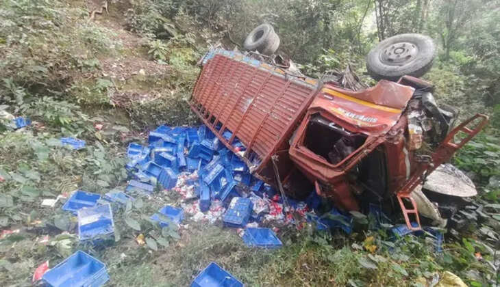 नैनीताल - दो गांव क्षेत्र में इस कंपनी के डेयरी प्रोडक्ट से भरा ट्रक 200 फीट गहरी खाई में गिरा, चालक हुआ घायल