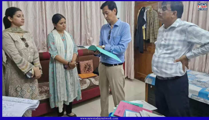 हल्द्वानी - कमिश्नर दीपक रावत के छापे में कानूनगो के घर से मिला फाइलों का जखीरा, तहसील प्रशासन में मचा हड़कंप