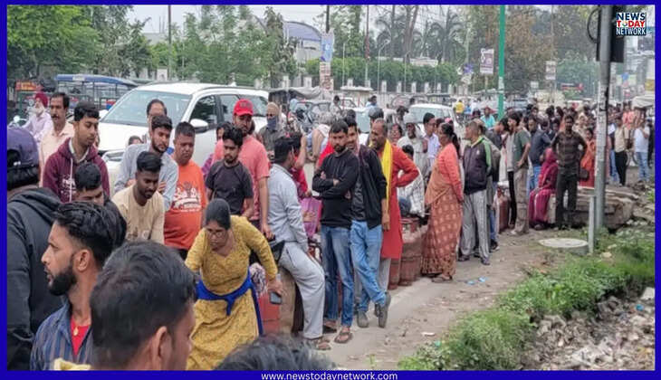 उत्तराखंड - रुद्रपुर में एलपीजी संकट, सिलिंडर के लिए रात से ही उमड़ी है भीड़, भीड़ हुई बेकाबू पुलिस-पीएसी तैनात