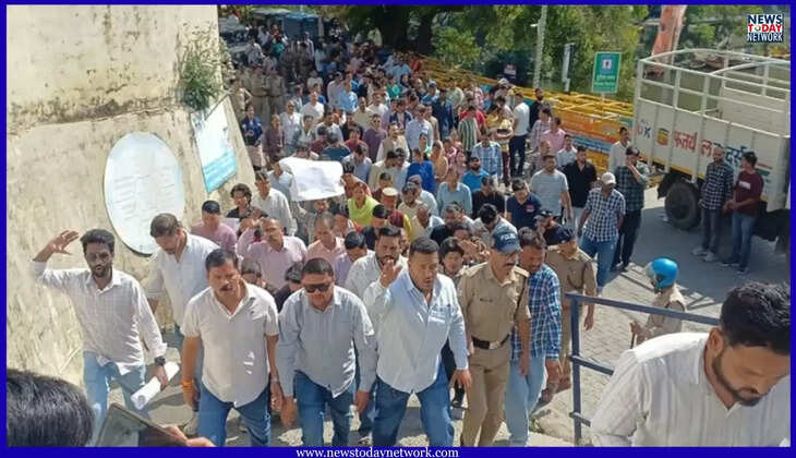 भीमताल - समुदाय विशेष के युवक पर युवतियों के शोषण का आरोप, भाजपा ने बाजार बंद कर कोतवाली का किया घेराव