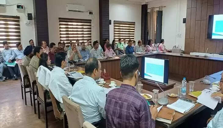 भीमताल - कमिश्नर दीपक रावत के अधिकारियों को बैठक में दिए सख्त निर्देश, विकास कार्यों को धरातल पर उतारें विभाग