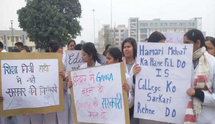 हरिद्वार - मुख्यमंत्री से मिलने जा रहे छात्रों को पुलिस ने रोका, एक छात्रा की तबीयत बिगड़ने से हालात तनावपूर्ण