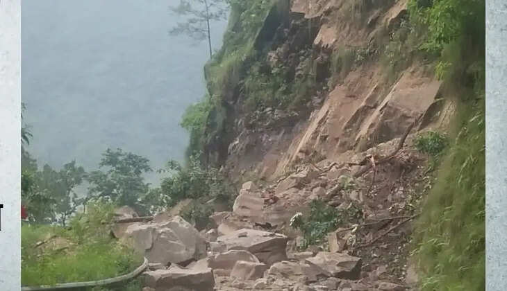 नैनीताल - सुबह-सुबह आफत, दो गांव के पास पहाड़ी चटकी, बोल्डर-मलबा गिरने से नैनीताल-काठगोदाम मार्ग बंद