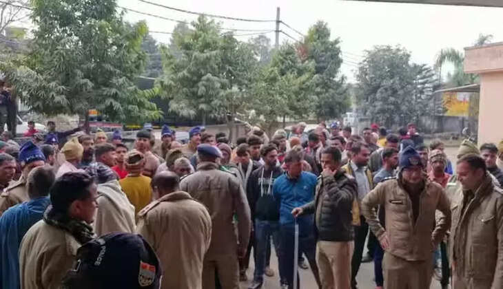 Uttarakhand Crime - युवती का किया अपहरण यहां नदी किनारे मिली बदहवास, हंगामे के बाद पुलिस ने हिरासत में लिए दो युवक