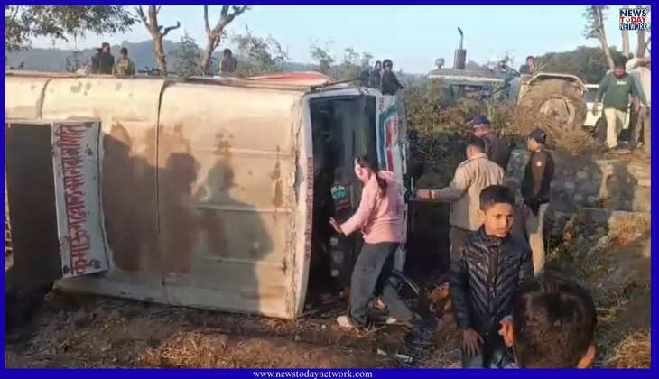 हल्द्वानी - रामनगर मार्ग पर बस पलटी, 40 यात्री थे सवार, घायलों को सुशीला तिवारी अस्पताल में भेजा जा रहा है&nbsp;