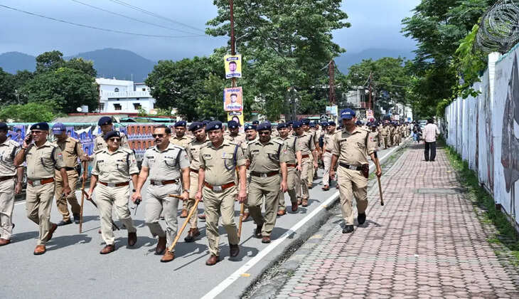 हल्द्वानी- कल छात्र संघ चुनाव से पहले अलर्ट मोड़ पर पुलिस, पूरे कॉलेज इलाके में किया फ्लैग मार्च 