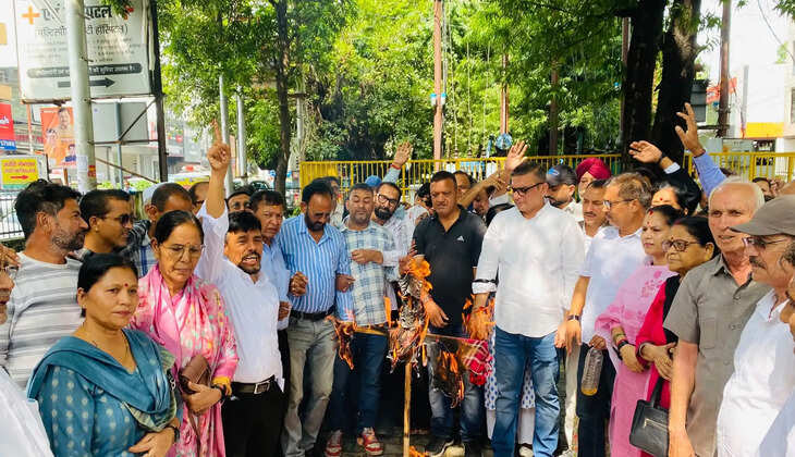 हल्द्वानी - मुख्य चुनाव आयुक्त के खिलाफ कांग्रेस का हल्लाबोल, हल्द्वानी और नैनीताल में फूंका पुतला, राष्ट्रपति को भेजा ज्ञापन