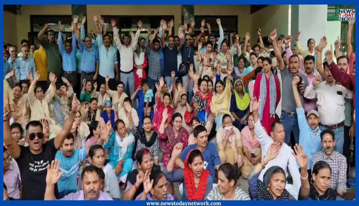 हल्द्वानी - वेतन को तरसे सुशीला तिवारी अस्पताल के 700 उपनल कर्मचारी, किया कार्य बहिष्कार, अनिश्चितकालीन हड़ताल की चेतावनी 