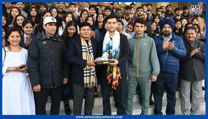 देहरादून - ग्राफिक एरा डीम्ड यूनिवर्सिटी में लक्ष्य सेन का ग्रैंड वेलकम, इतने लाख का चेक देकर किया सम्मानित 