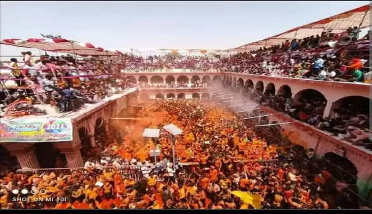 ब्रज में होली की धूम, दुनिया भर से मथुरा पहुंचे हुरियारे