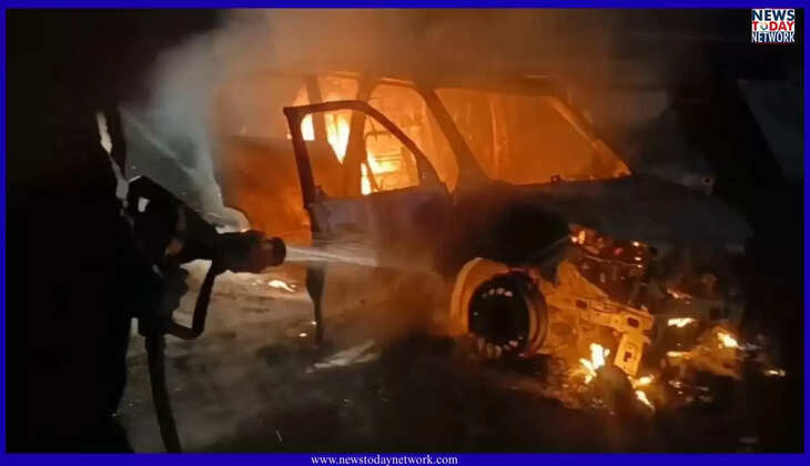 हल्द्वानी - लामाचौड़ में देर रात चलती टाटा पंच कार में ऐसे लगी भीषण आग, बाल-बाल बचा चालक&nbsp;