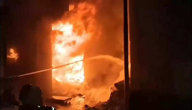 नैनीताल - कबाड़ गोदाम में भीषण आग, चार घंटे की मशक्कत के बाद काबू, दूसरे फायर स्टेशन से मंगवानी पड़ी गाड़ी&nbsp;