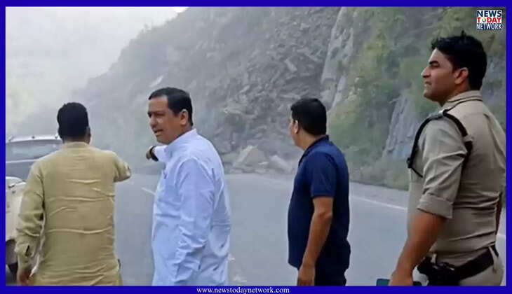 उत्तराखंड - पहाड़ से भरभराकर आये बोल्डर और मलबा, बाल-बाल बचे गढ़वाल सांसद अनिल बलूनी और विधायक - Video&nbsp;