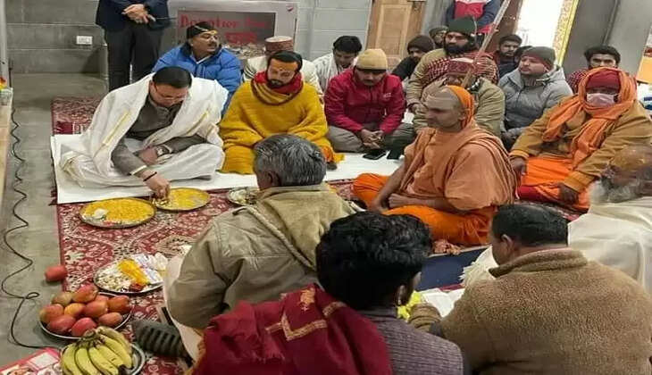 Joshimath Sinking - दूसरी बार ग्राउंड जीरो पर पहुंचे मुख्यमंत्री, नरसिंह मंदिर में सुबह की पूजा अर्चना, लिया जायजा 