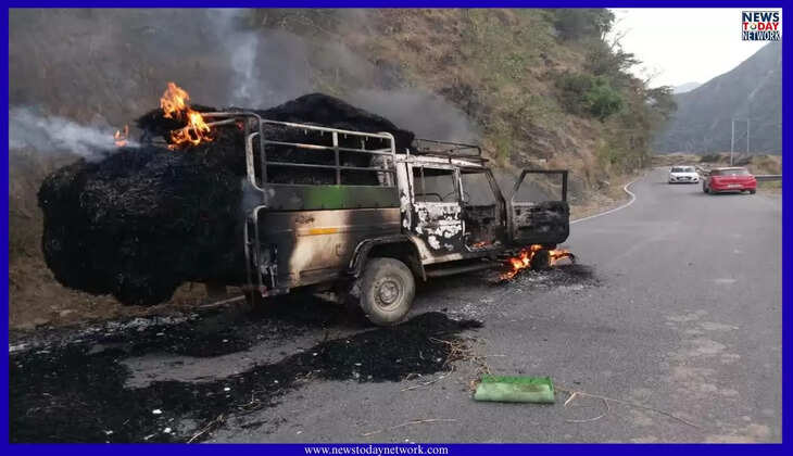 उत्तराखंड - यहां चलती यूटिलिटी वाहन में लगी आग, पराली लेकर जा रहे दो लोगों ने ऐसे बचाई अपनी जान 