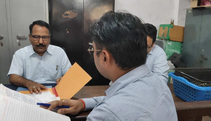 हल्द्वानी - तहसील और एसडीएम कार्यालय में डीएम का औचक निरीक्षण, लंबित फाइलों पर जताई नाराजगी