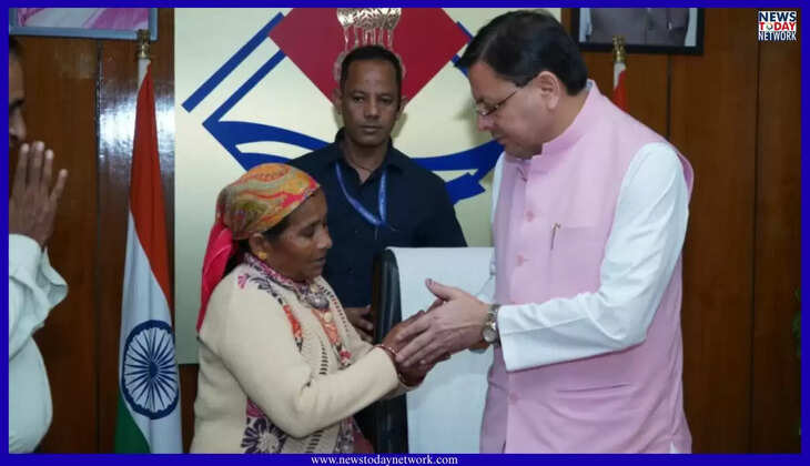देहरादून - दुर्घटना में मृत्यु होने पर तीन उपनल कर्मियों के आश्रितों को CM ने सौंपे 50-50 लाख के चैक 