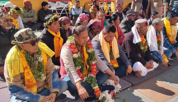उत्तराखंड - बदरीनाथ मंदिर में कथित चढ़ावा गबन मामले पर बढ़ा विवाद, कांग्रेस विधायक ने शुरू किया मौन उपवास&nbsp;