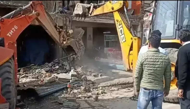 हल्द्वानी - अब यहां चला प्रशासन का बुल्डोज़र, एक दर्जन से अधिक पक्के भवनों को गिराया 