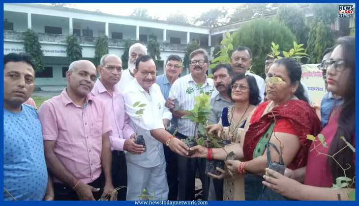 हल्द्वानी - &nbsp;नि:शुल्क पौध वितरण अभियान, डॉ. आशुतोष पन्त 1988 से कर रहे हैं यह पर्यावरण सेवा, इस बार 30 हजार पौधे बाटेंगे&nbsp;