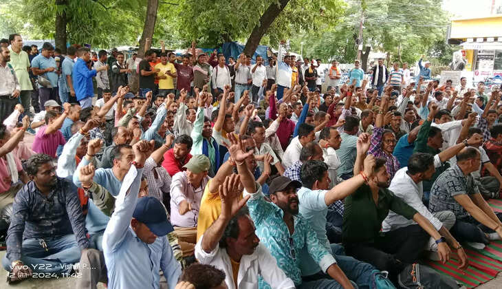 हल्द्वानी - उत्तराखंड जल संस्थान संविदा कर्मचारियों ने खोला मोर्चा, इन मांगों को लेकर बुद्ध पार्क पर जमकर गरजे 