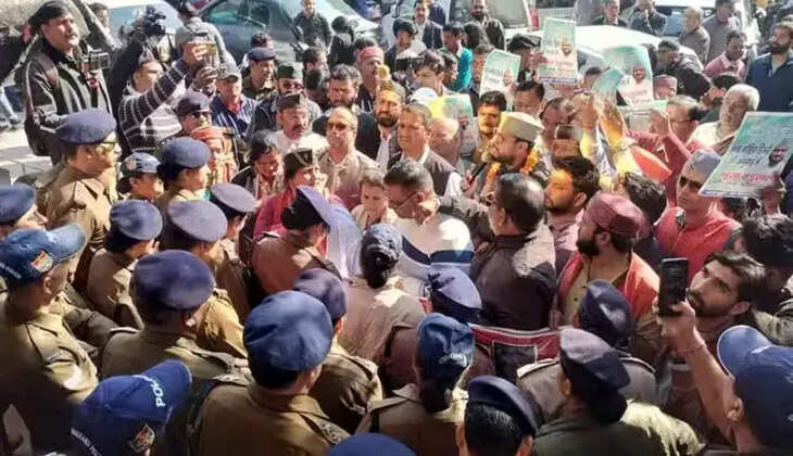 भू-कानून और मूल निवास की मांग को लेकर भूख हड़ताल पर जा रहे थे युवा, पुलिस ने रोका, शहीद स्मारक पर फोर्स तैनात