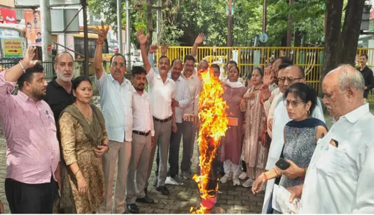हल्द्वानी - भाजपा राष्ट्रीय अध्यक्ष द्वारा &lsquo;राहुल मियां&rsquo; कहने पर भड़के कांग्रेसी, गुस्साये कार्यकर्ताओं में नितिन नबीन का फूंका पुतला&nbsp;