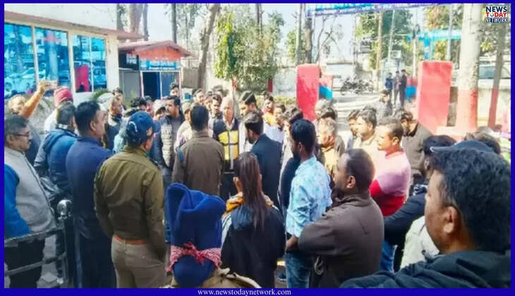 उत्तराखंड - प्रार्थना के समय सुबह स्कूल में घुसा युवक, प्रधानाध्यापिका समेत कई शिक्षकों को पीटा, छात्राओं से भी बदतमीजी&nbsp;